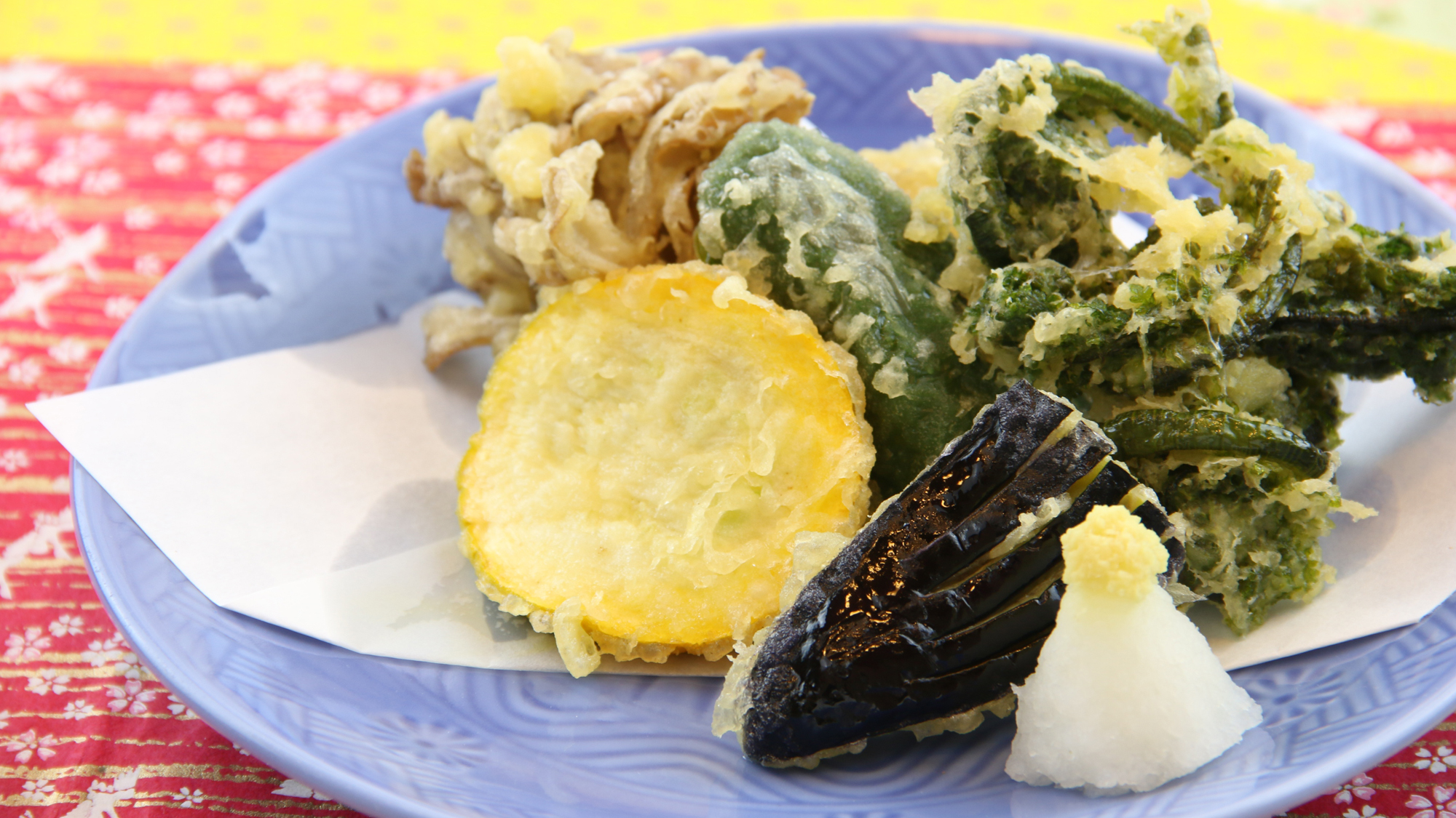 季節の野菜の天ぷら。旬の山の幸を丁寧に揚げてます