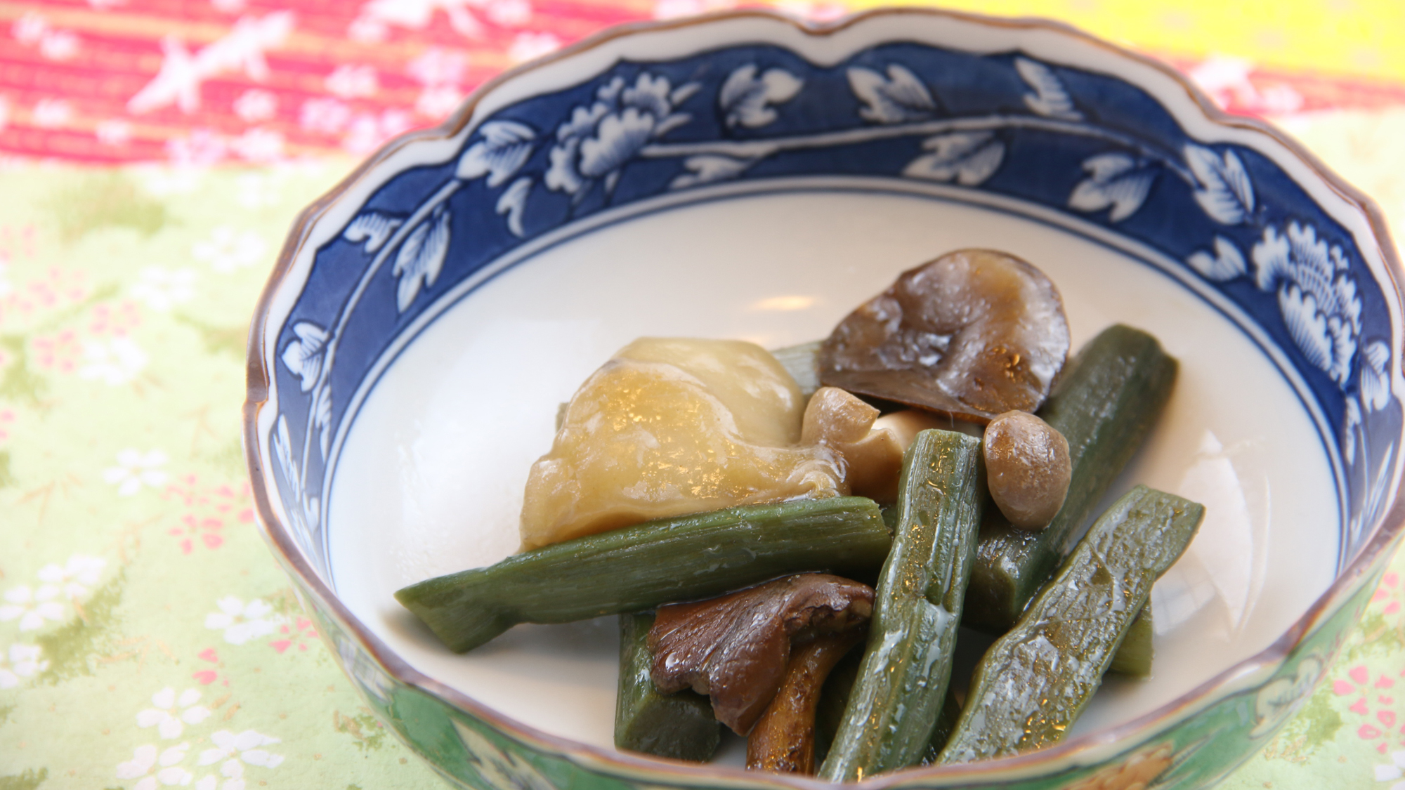 山菜の煮物。真心こめてじっくり味付けを行っています