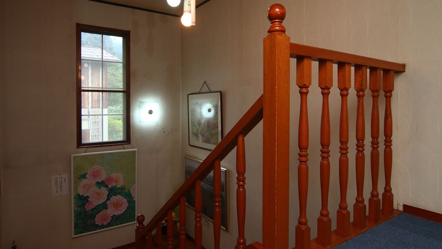 館内◆階段には様々な風景画を飾っております。