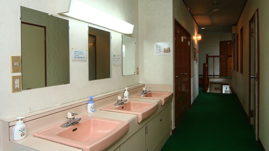 館内◆各フロアにお手洗いと洗面所をご用意しております。