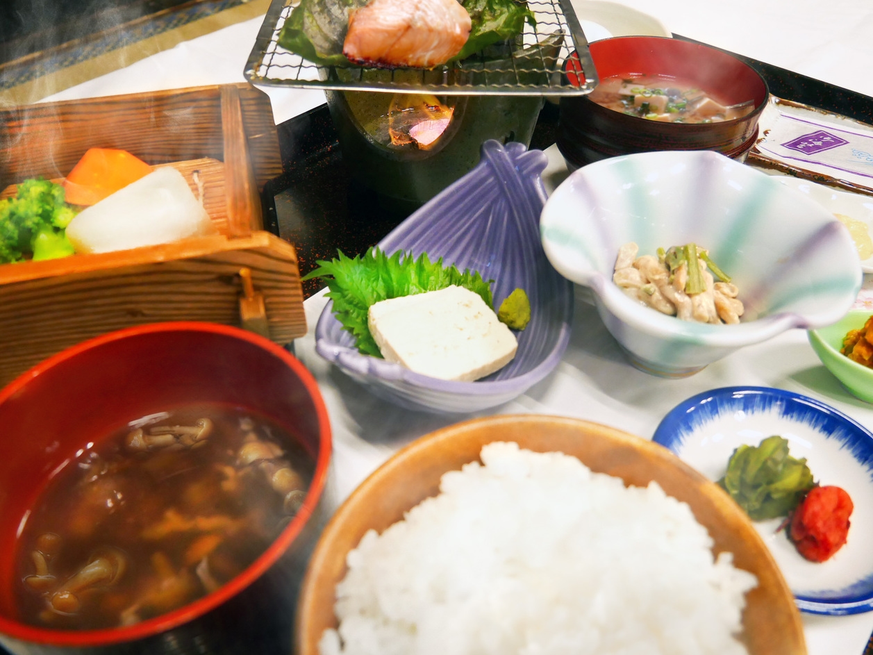 【一泊朝食】嬉しい旅館のほかほか朝ごはん付♪共用キッチンで自炊もOK！深夜早朝チェックインOK