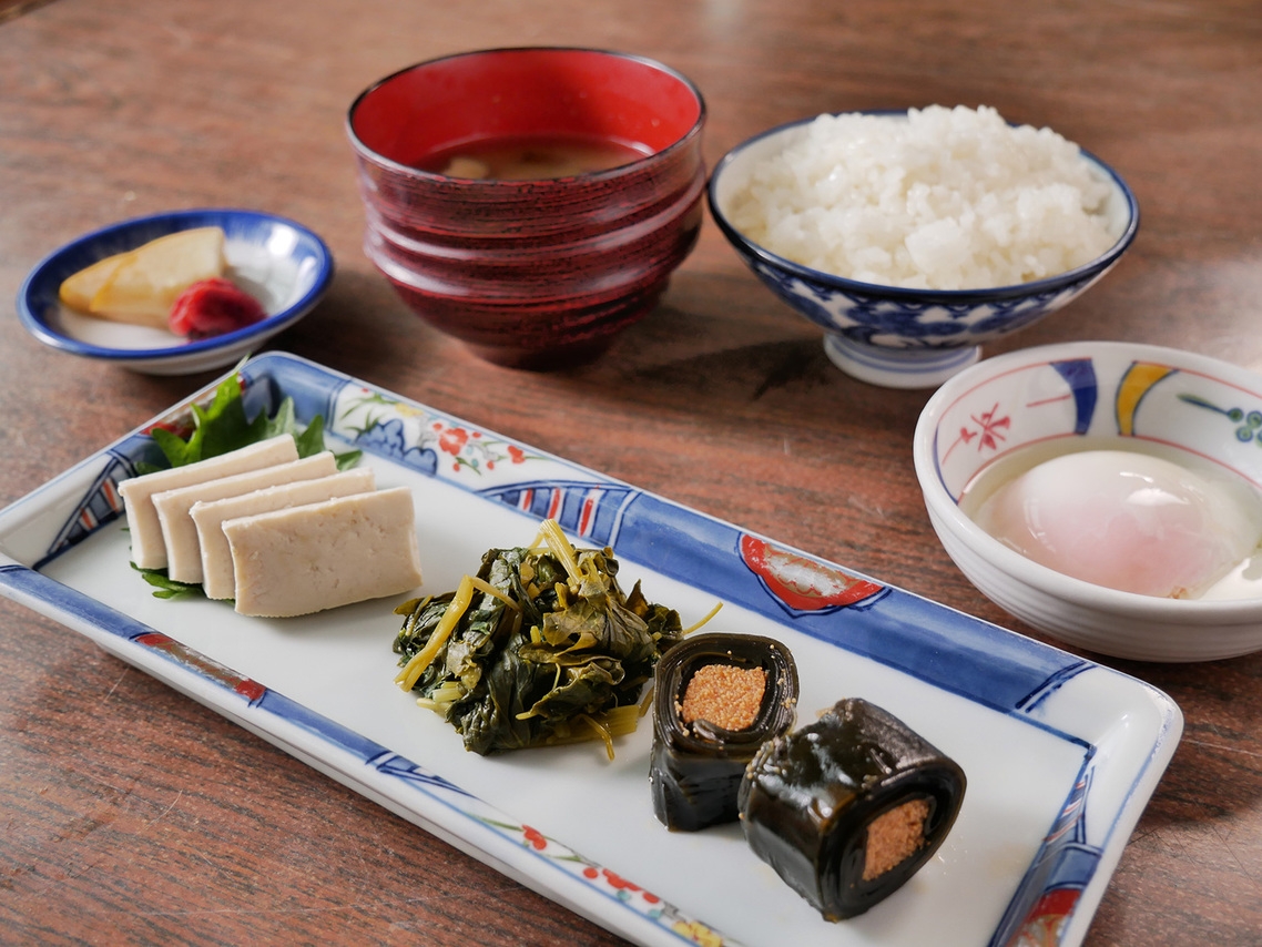 【1泊2食】まかない相当の内容おまかせの食事付きで格安！朝・夕付プラン★無料Wi-Fi／シャワー