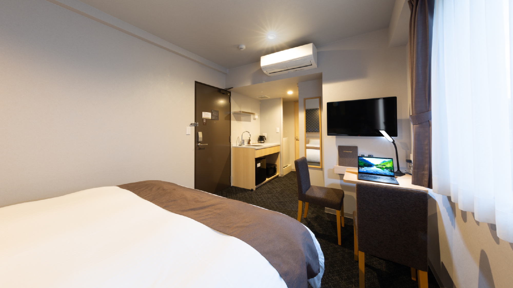 【クイーンルーム】ゆったりとしたレイアウトで、ワーケーションにも最適