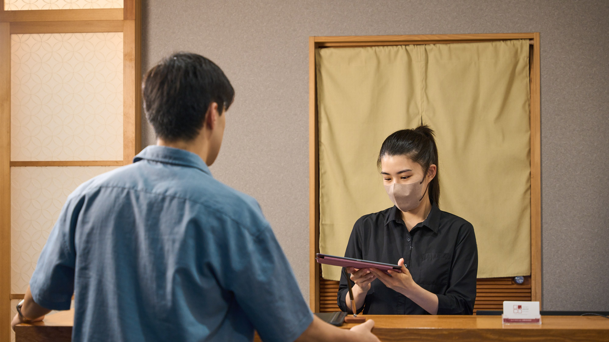 【フロント】安心の有人チェックイン。ご不明な点等ございましたらお尋ねください