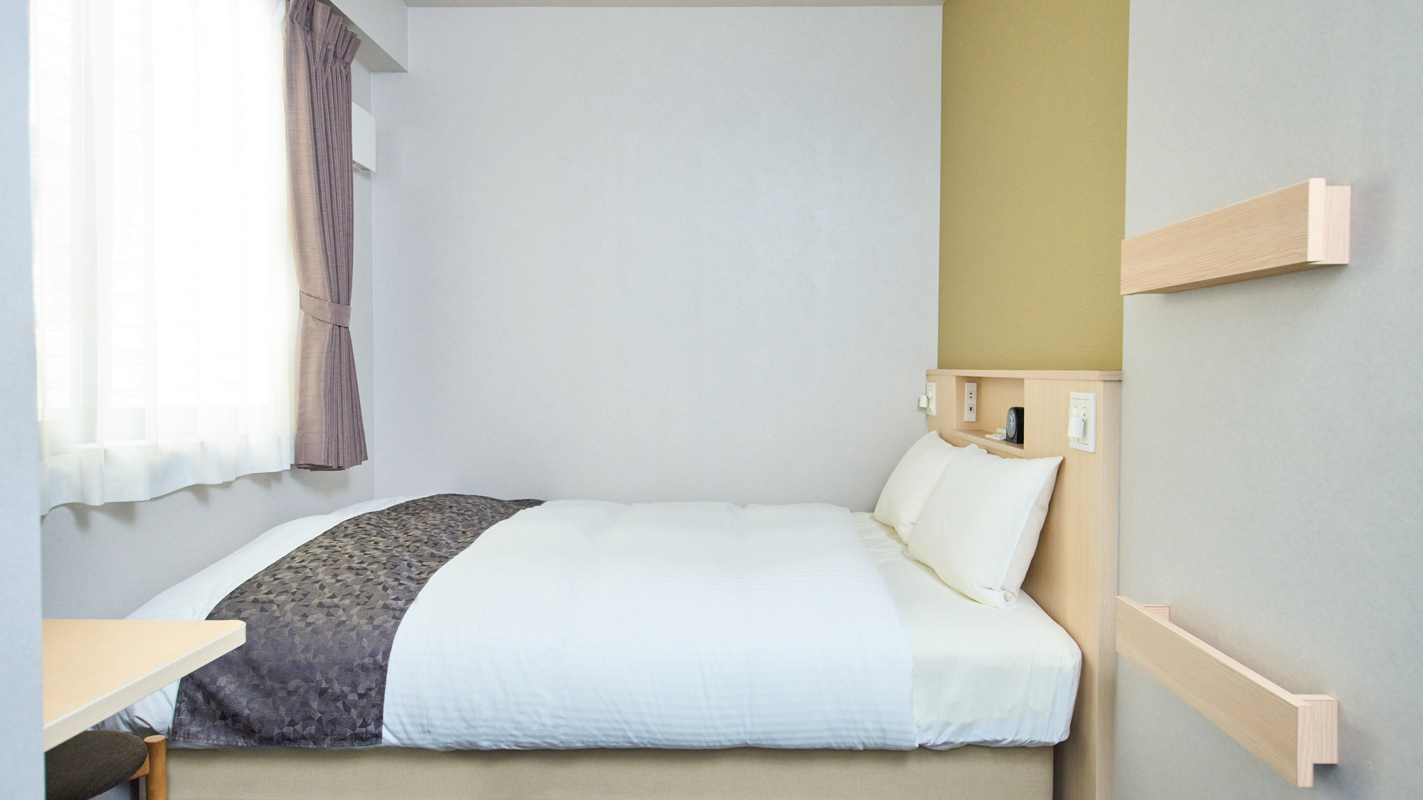 【ダブルルーム】ベッドは広々ダブルサイズです。一人旅でのご利用におすすめです。