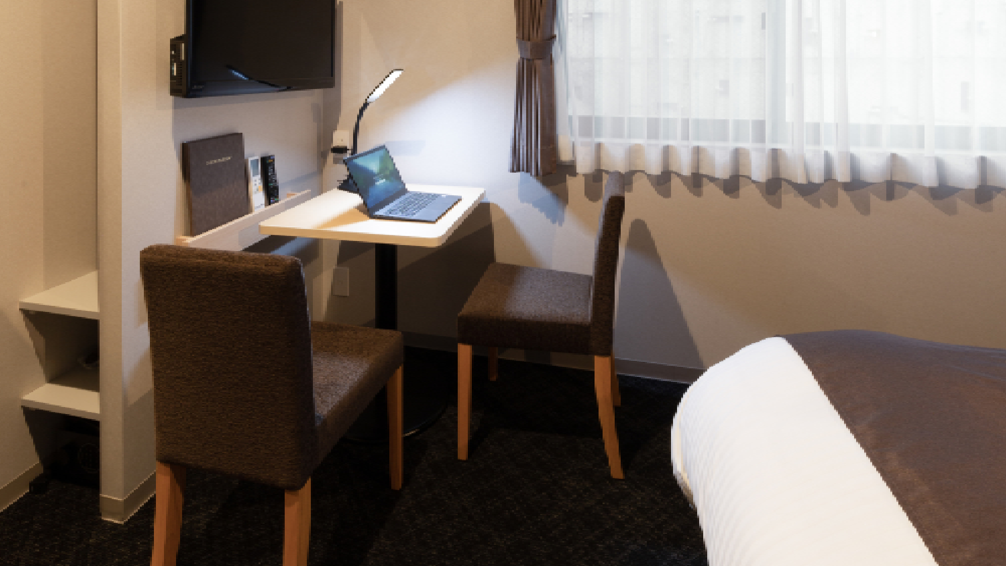 【クイーンルーム】ワーケーションにも最適な広さです。デスクライトは貸し出し