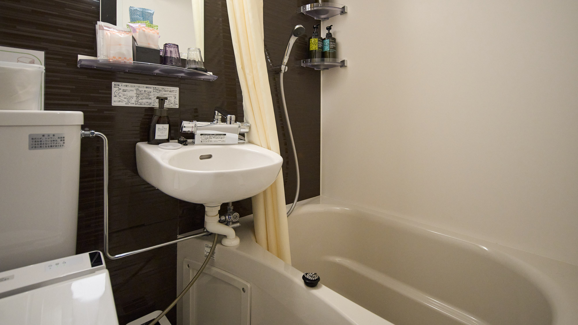 【ダブルルーム】ダブルのお部屋はユニットバスです。浴室乾燥も備えています。