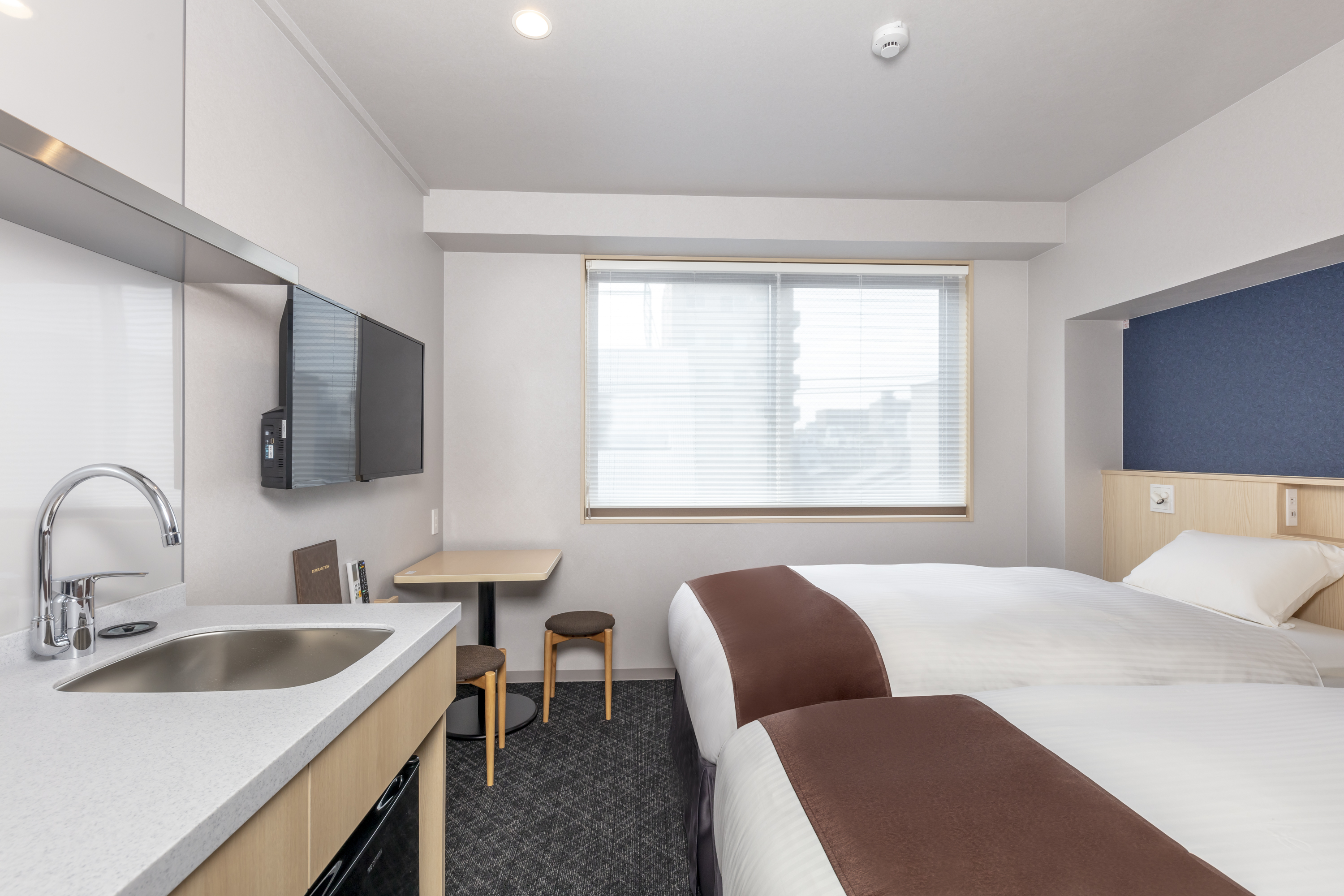 【スタンダードツイン】御幸町通に面した明るいお部屋。カップルやご友人同士のご宿泊におすすめです。