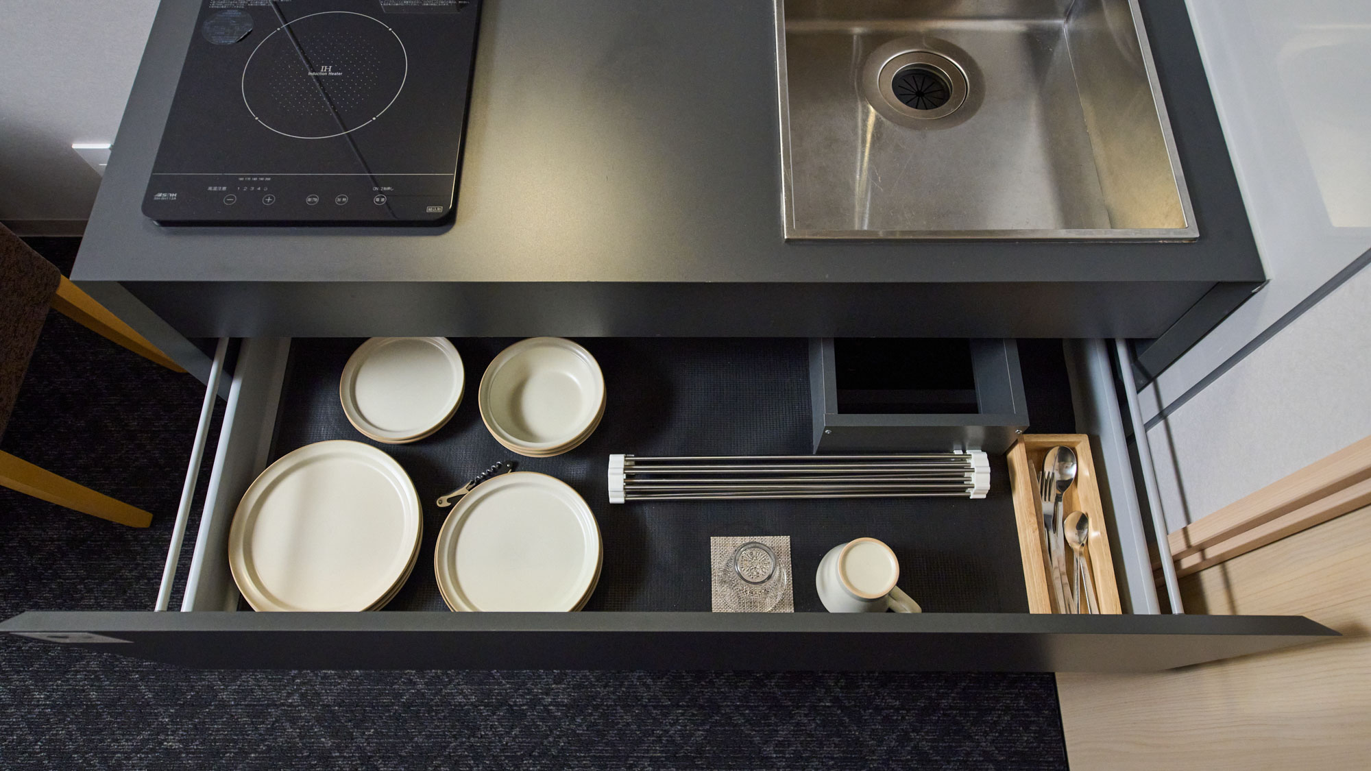 【プレミアムバルコニーツインルーム】食器類やカトラリーは人数分ご用意しています。長期滞在に◎