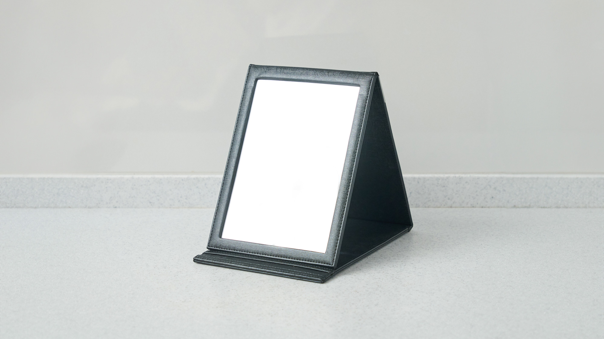 【部屋備品】折り畳み鏡　お化粧などにご利用ください