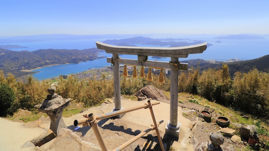 パワースポットとして有名な高屋神社（天空の鳥居）・・・当館より車で約15分です