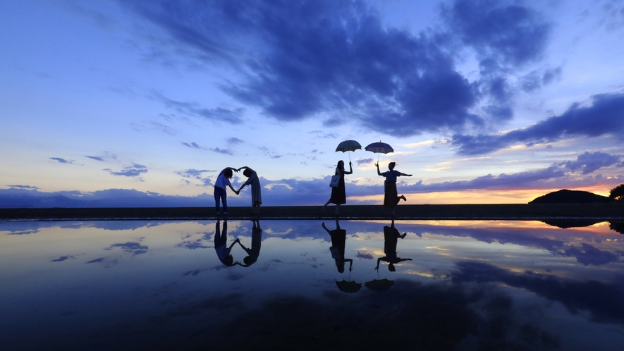 干潮時の夕暮れには「ウユニ塩湖」のような絶景写真が撮れる父母ヶ浜・・・当館より車で約10分です