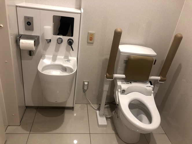 1階共有スペースにあるトイレはバリアフリーで、車椅子でも入れる広々スぺ－ス