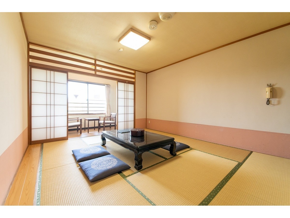 和室から外の景色が見れます。