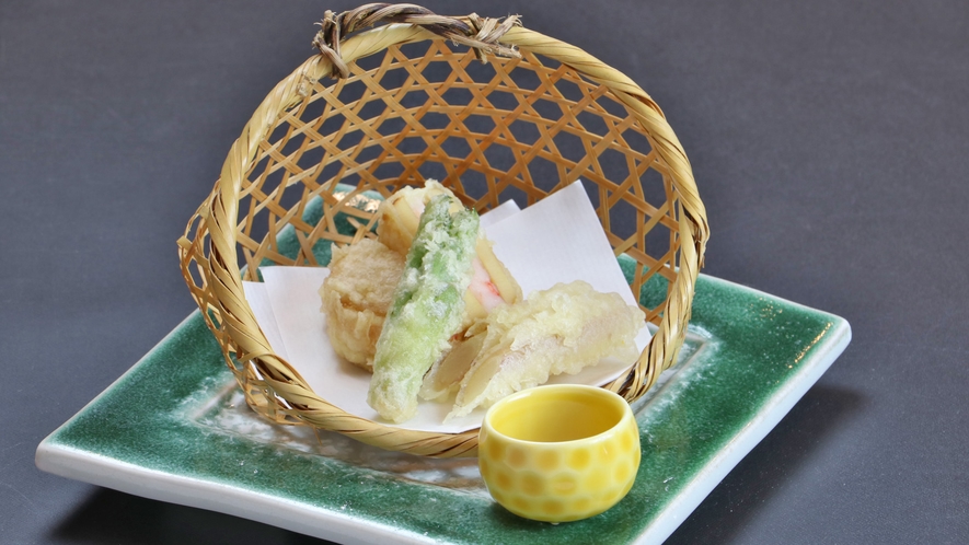 #その日の旬の食材を揚げたての天ぷらで
