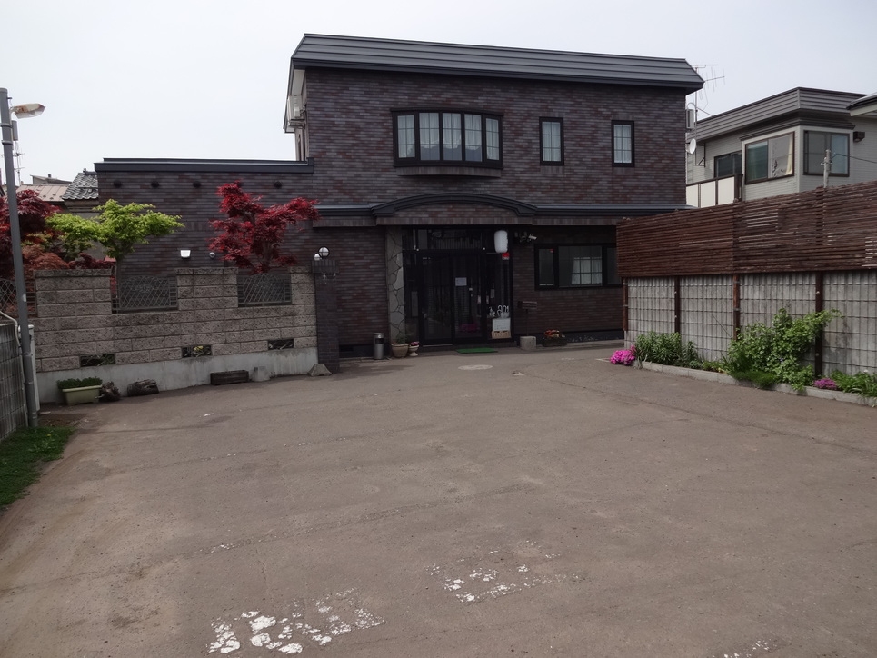 一棟貸し　和室と洋室の５室で１０〜１５名の素泊まりプランです。
