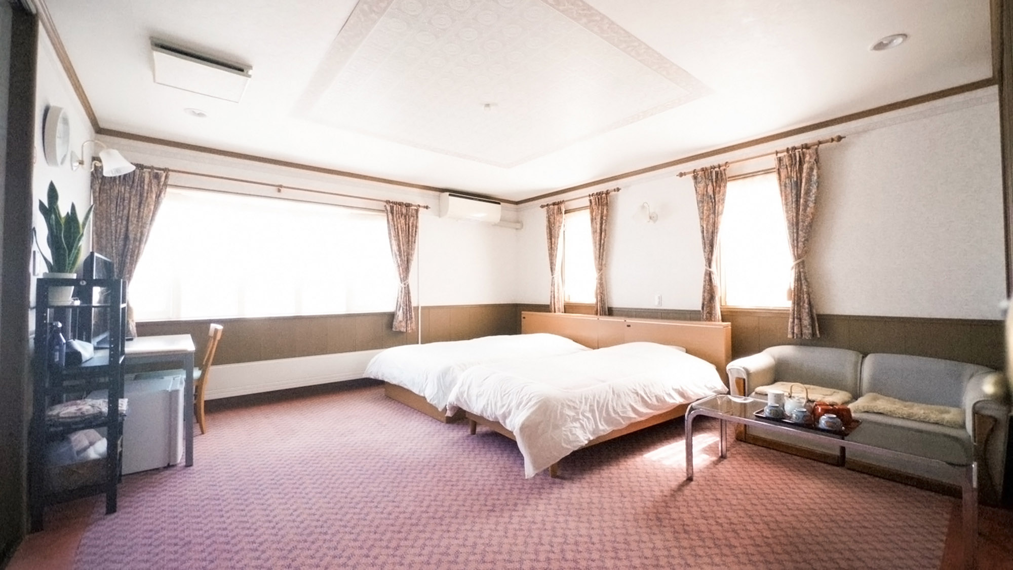 ・【内観】日が差し込む広々としたお部屋。日々の疲れをとり、ゆったりとお過ごしください