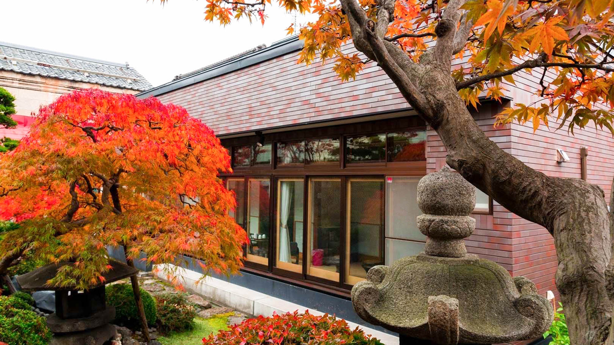 ・【中庭】秋には紅葉が中庭を彩ります。お部屋からの景色もお楽しみください