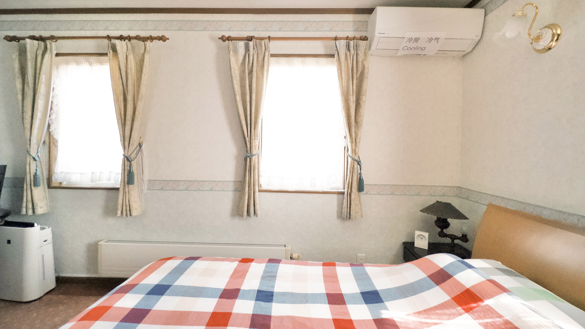 ・【203】窓からは光が差し込む日のあたりの良い洋室です