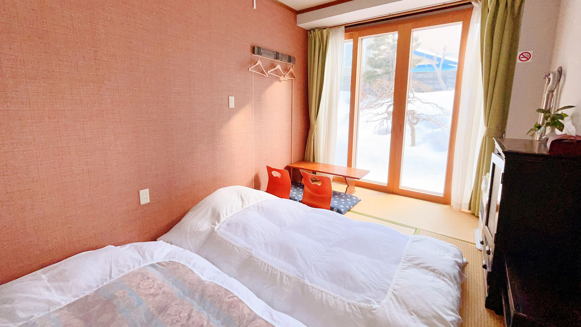 ・【103】中庭に面した南向きの和室。お布団を2組ご用意しております