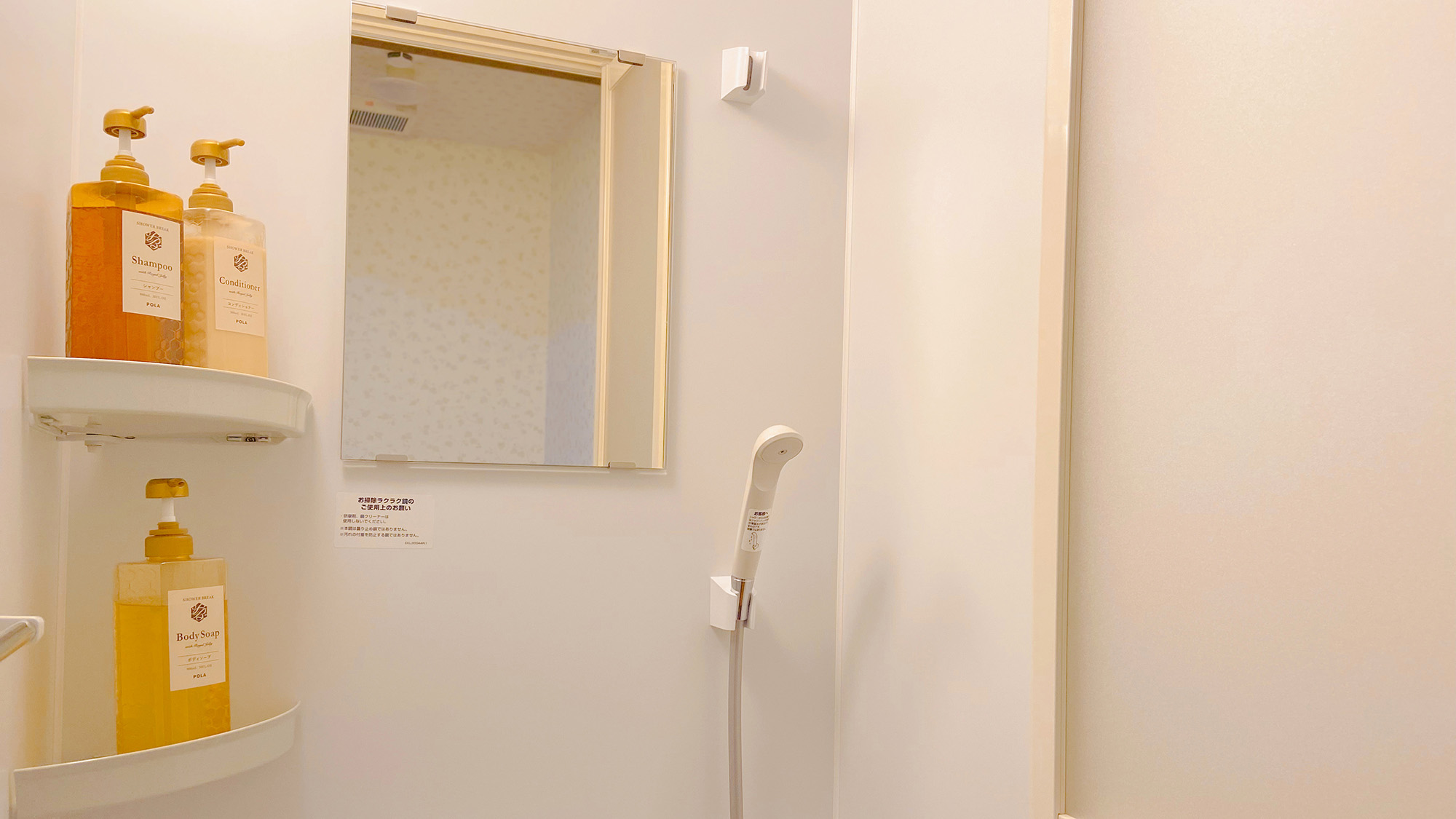 ・【共有風呂】共有シャワールーム。バスアメニティのご用意もございます。