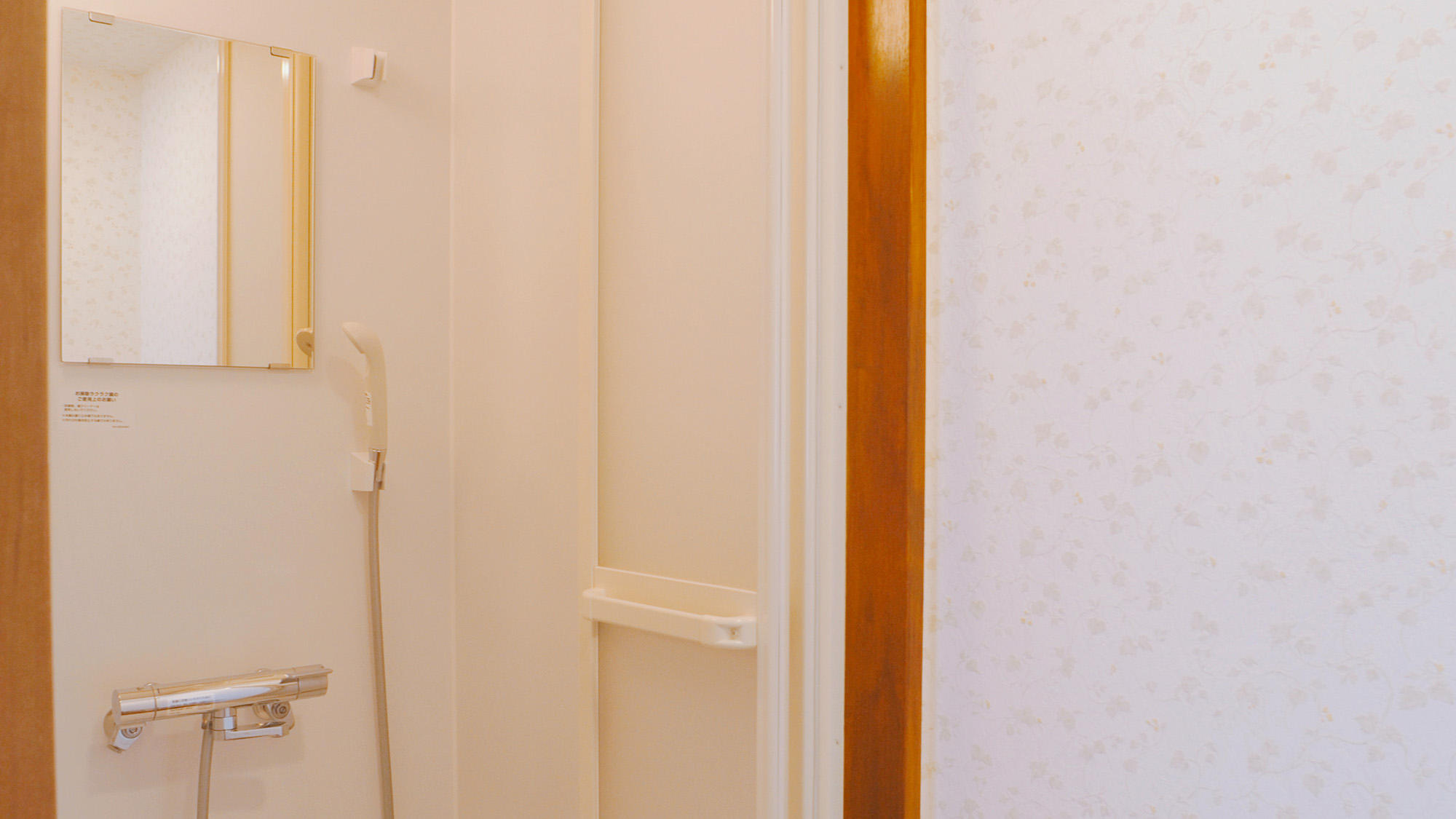 ・【共用風呂】一日の疲れを洗い流してくれる白を基調とした清潔感あるシャワールームです