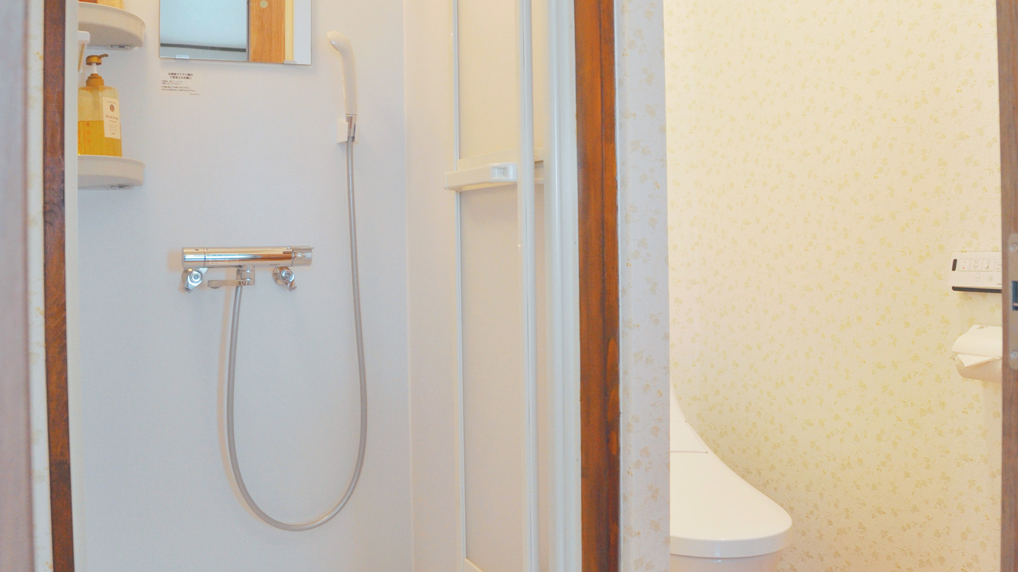 ・【202】明るく清潔感のあるシャワールーム。旅の疲れを癒してください