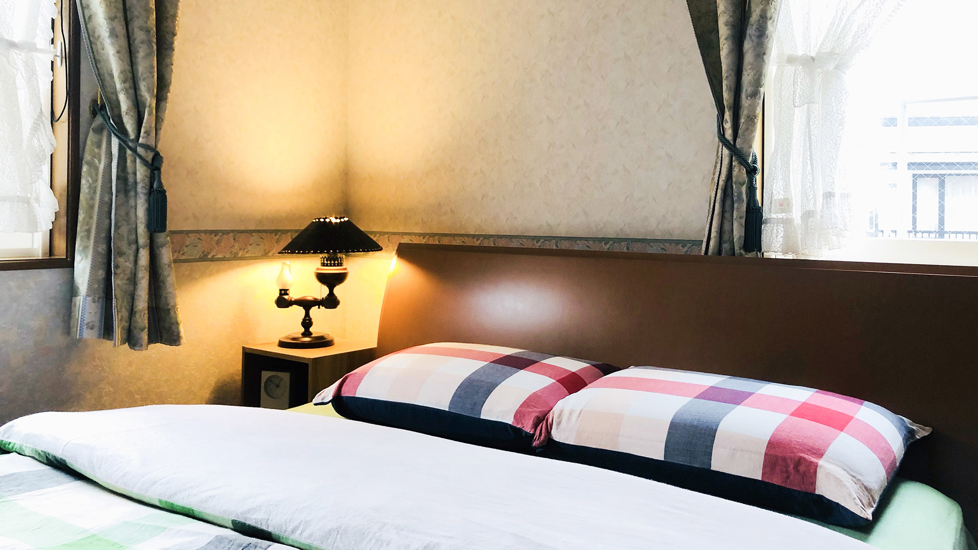 ・【203】枕もとの可愛らしいランプが暖かい光を照らしてくれます