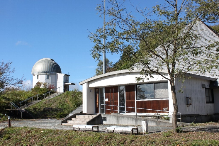 敷地内の小川天文台とプラネタリウム