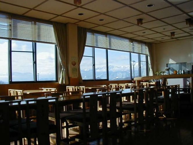 北アルプスを眺めながらのお食事はまた格別「星のレストラン」