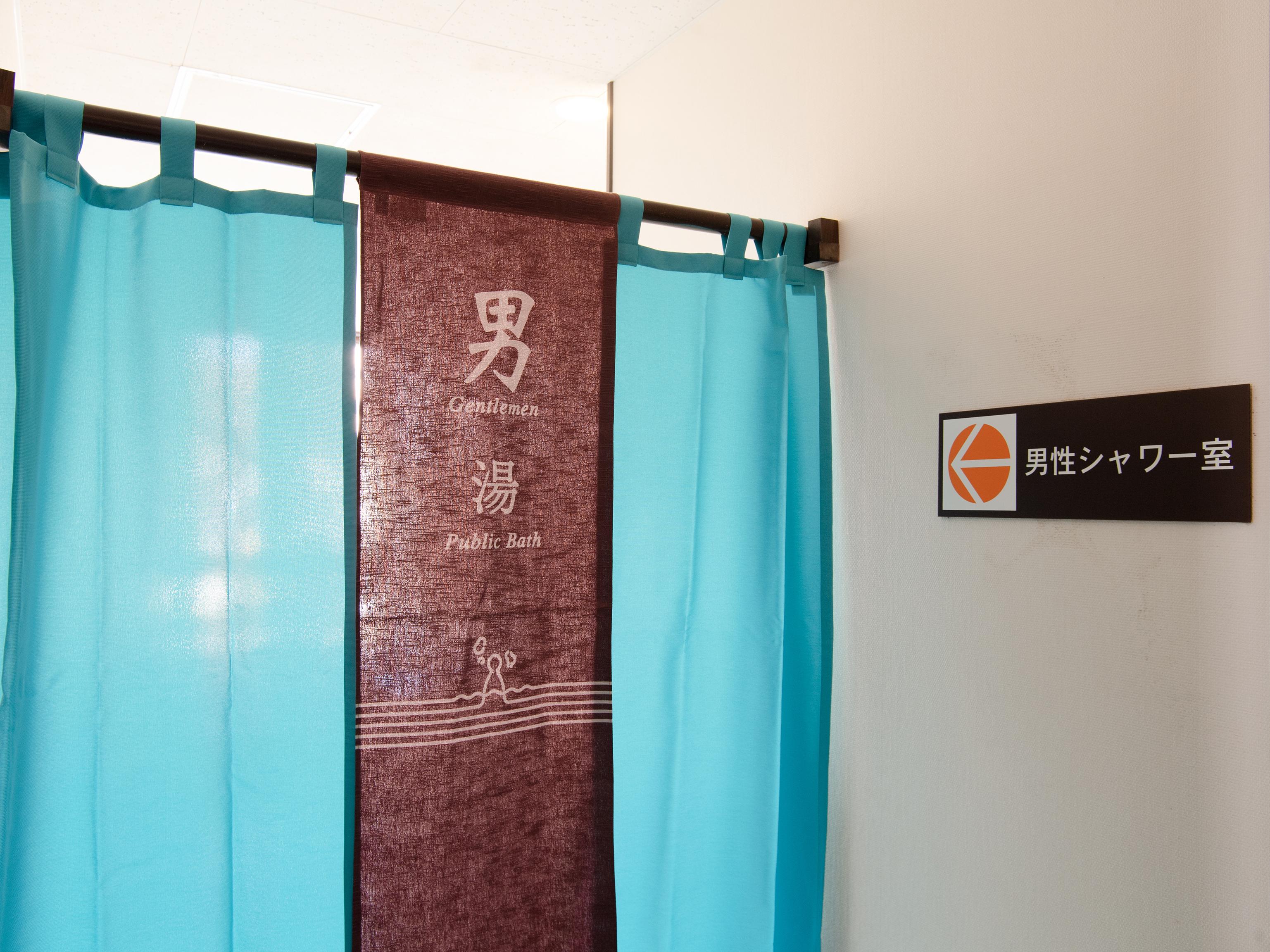 ＜共有エリア＞男性用洗面台＆お手洗い＆シャワー