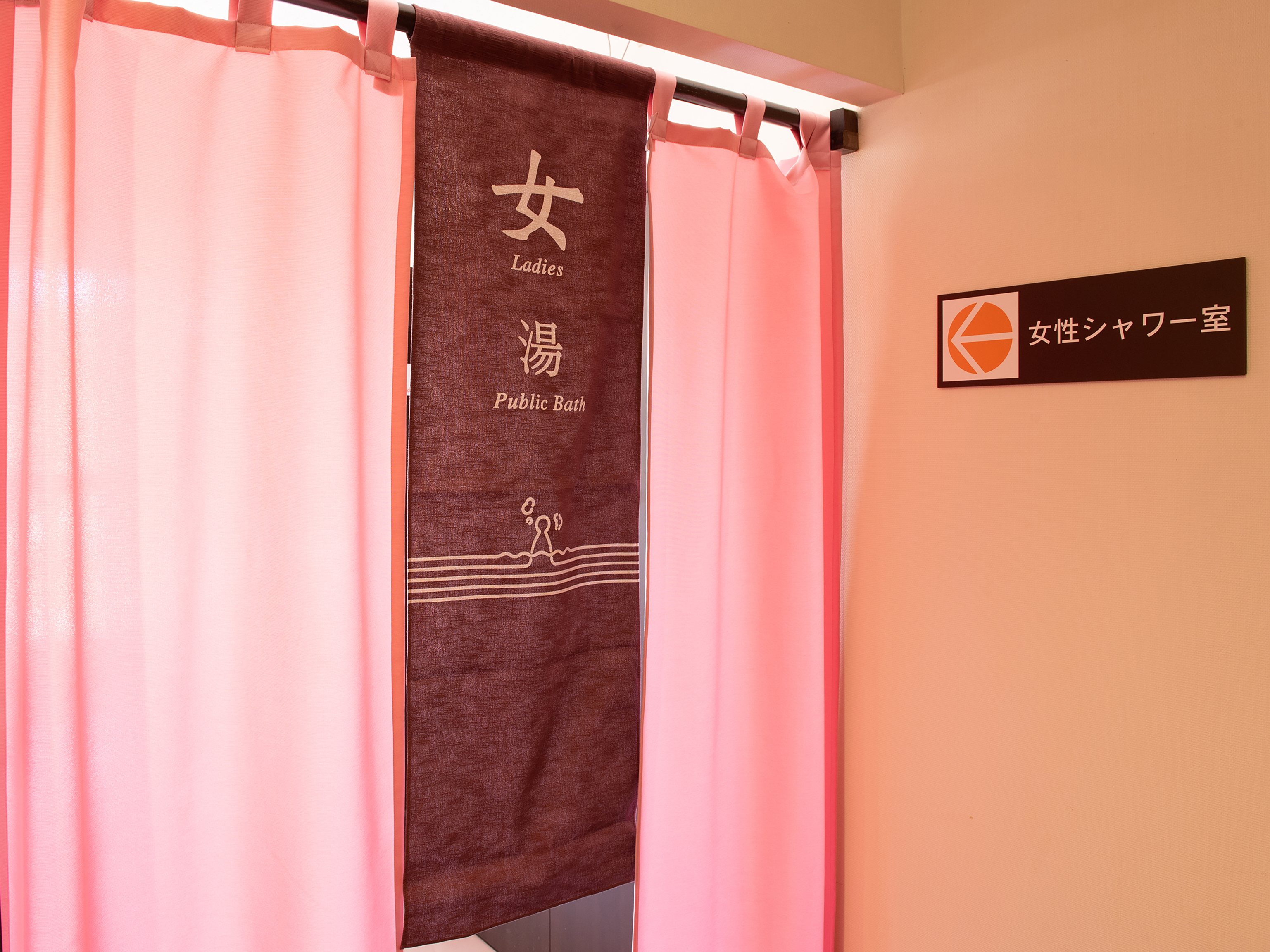 ＜共有エリア＞女性用洗面台＆お手洗い＆シャワー