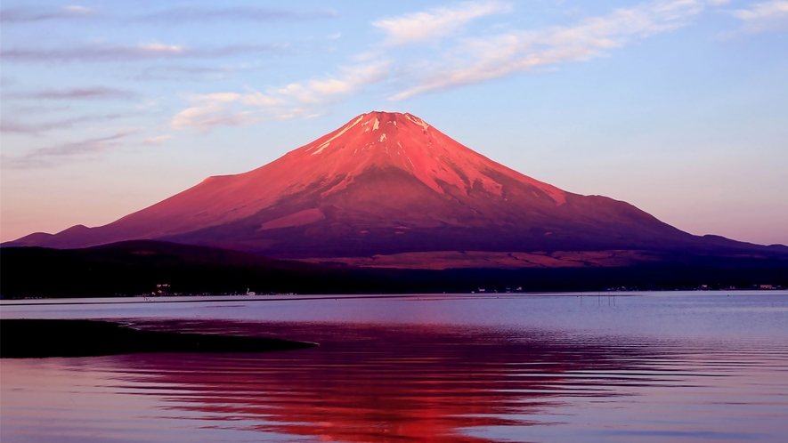 ・夏の朝日が照らされ、赤く染まった縁起のよい赤富士
