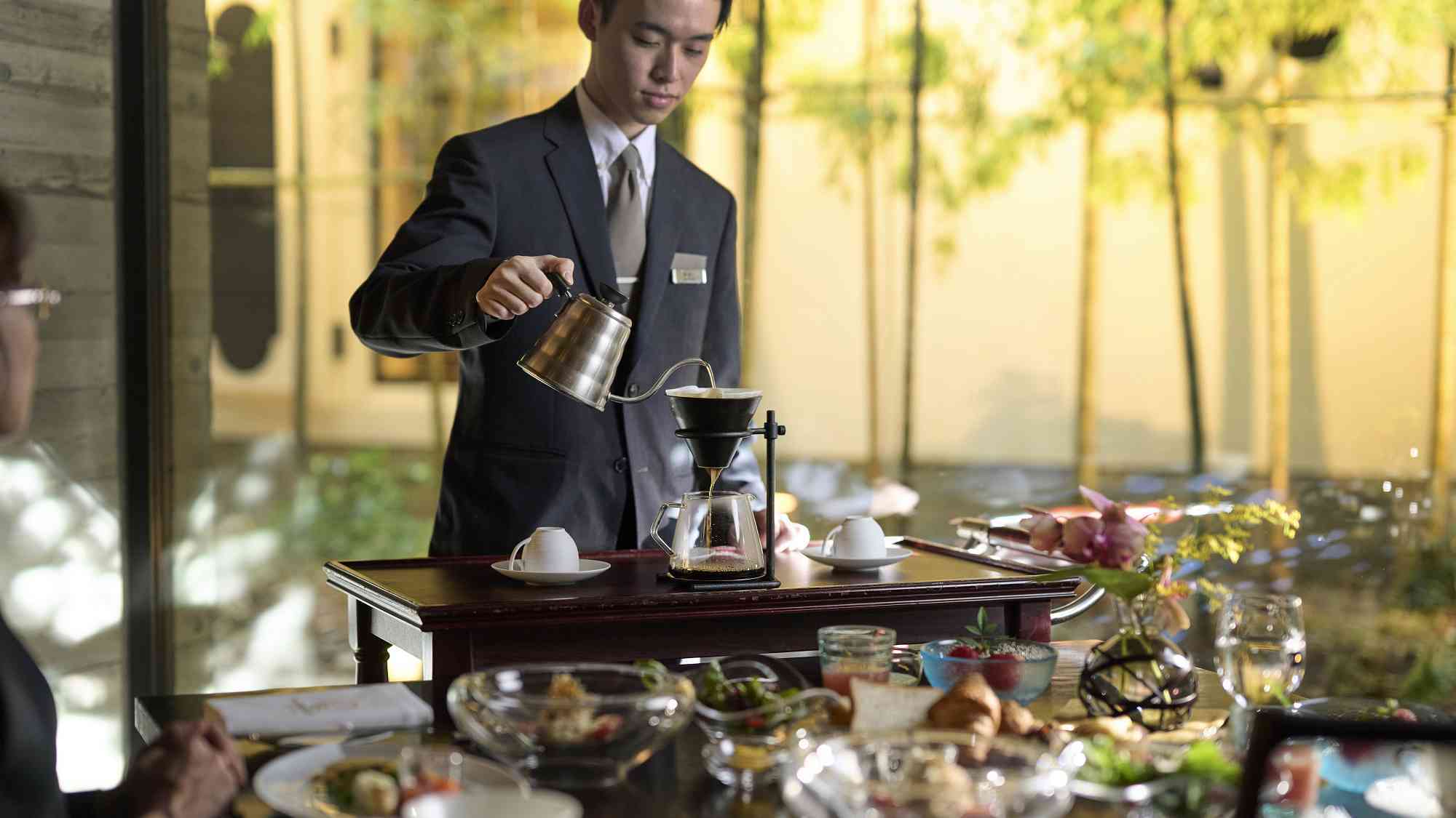 朝食のコーヒーサービス