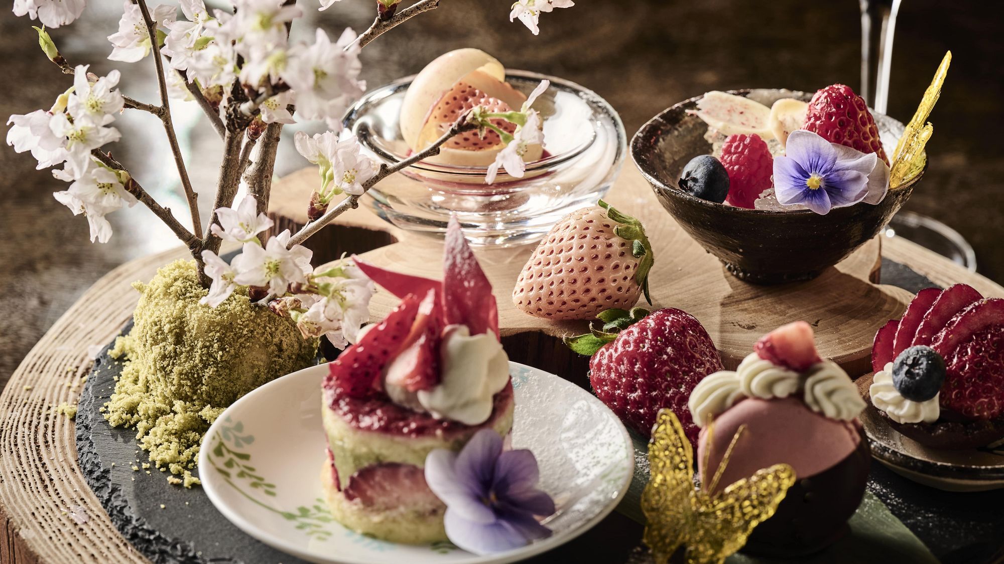 苺尽くしのウェルカムスイーツとスプマンテ