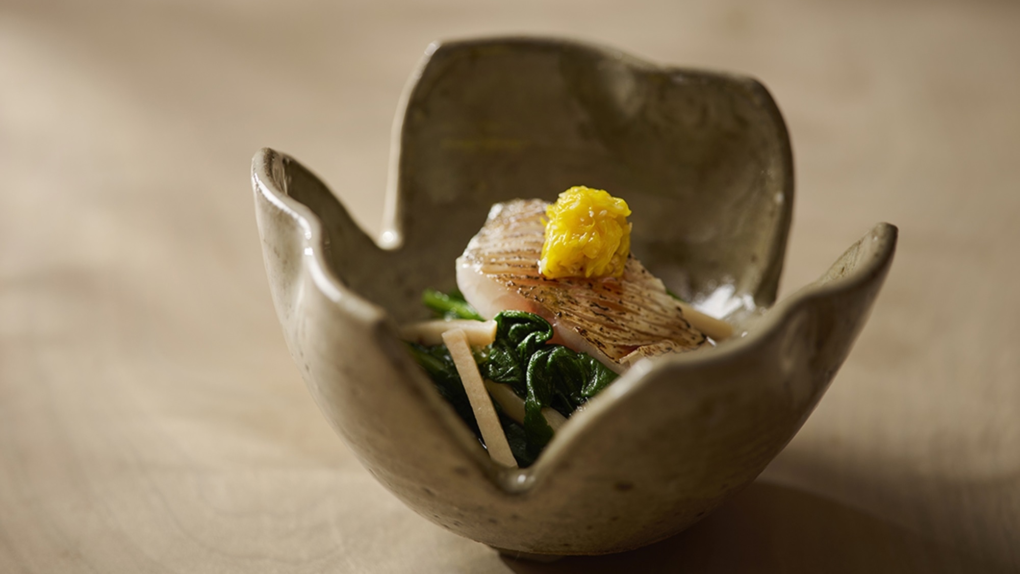 ■日本料理・夕食（一例）旬の恵みを美しく盛り付けた一皿