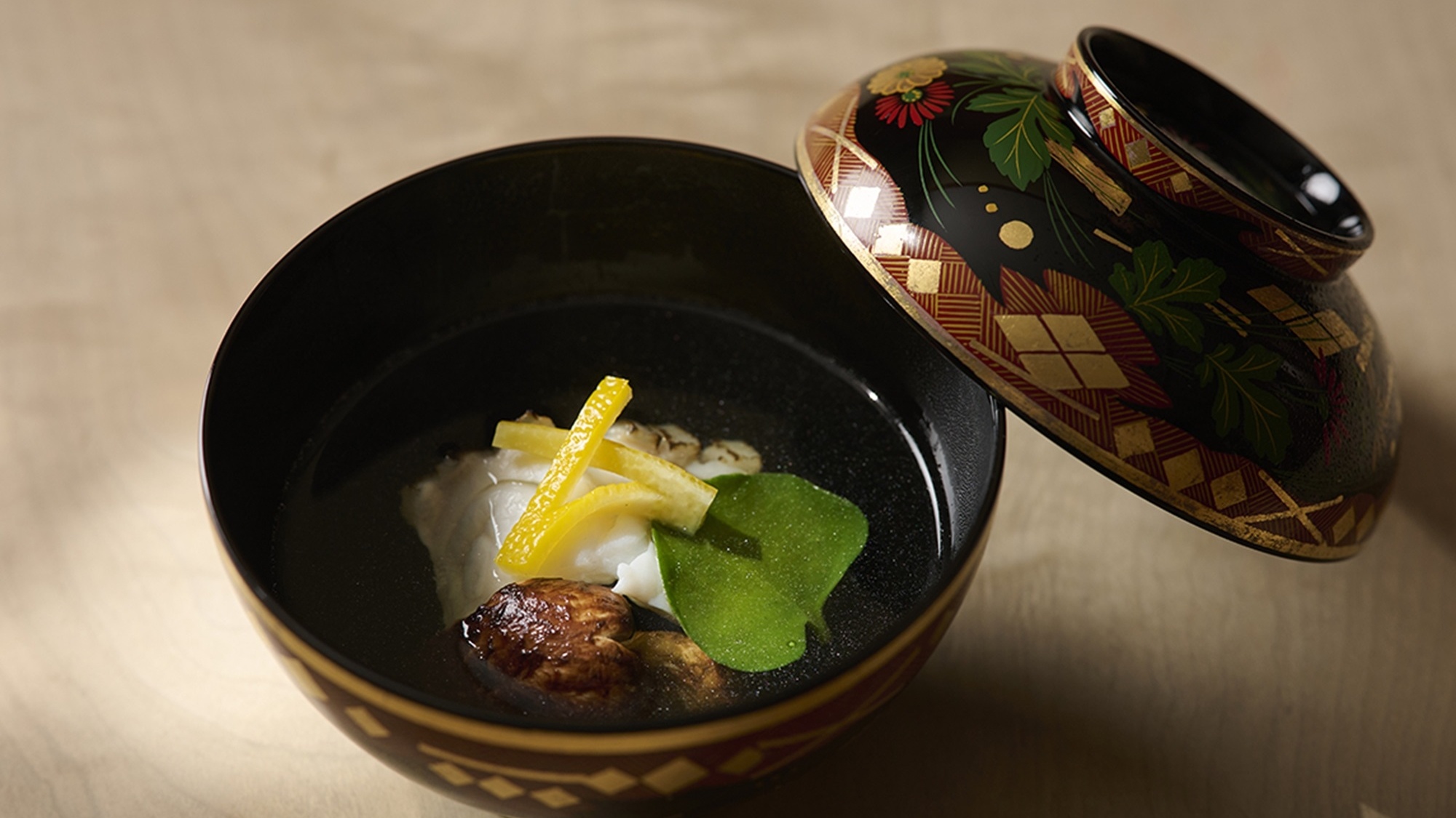 ■日本料理・夕食（一例）旬の恵みを美しく盛り付けた一皿