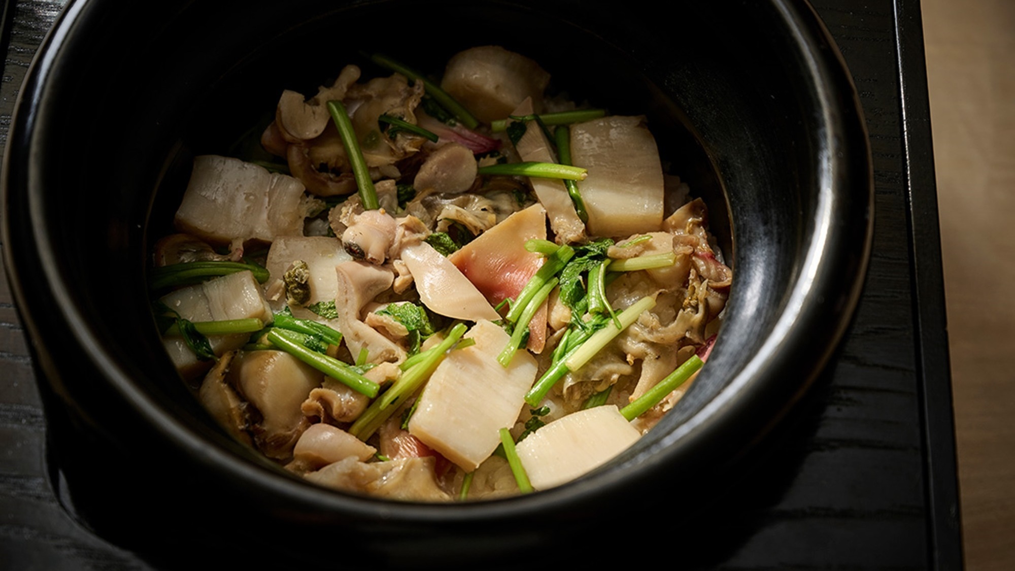 ■日本料理・夕食（一例）旬の恵みを美しく盛り付けた一皿