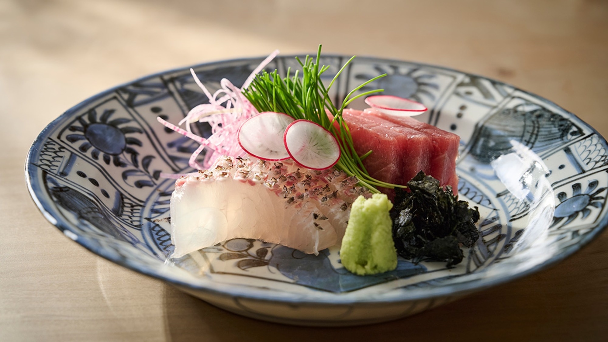 ■日本料理・夕食（一例）旬の恵みを美しく盛り付けた一皿