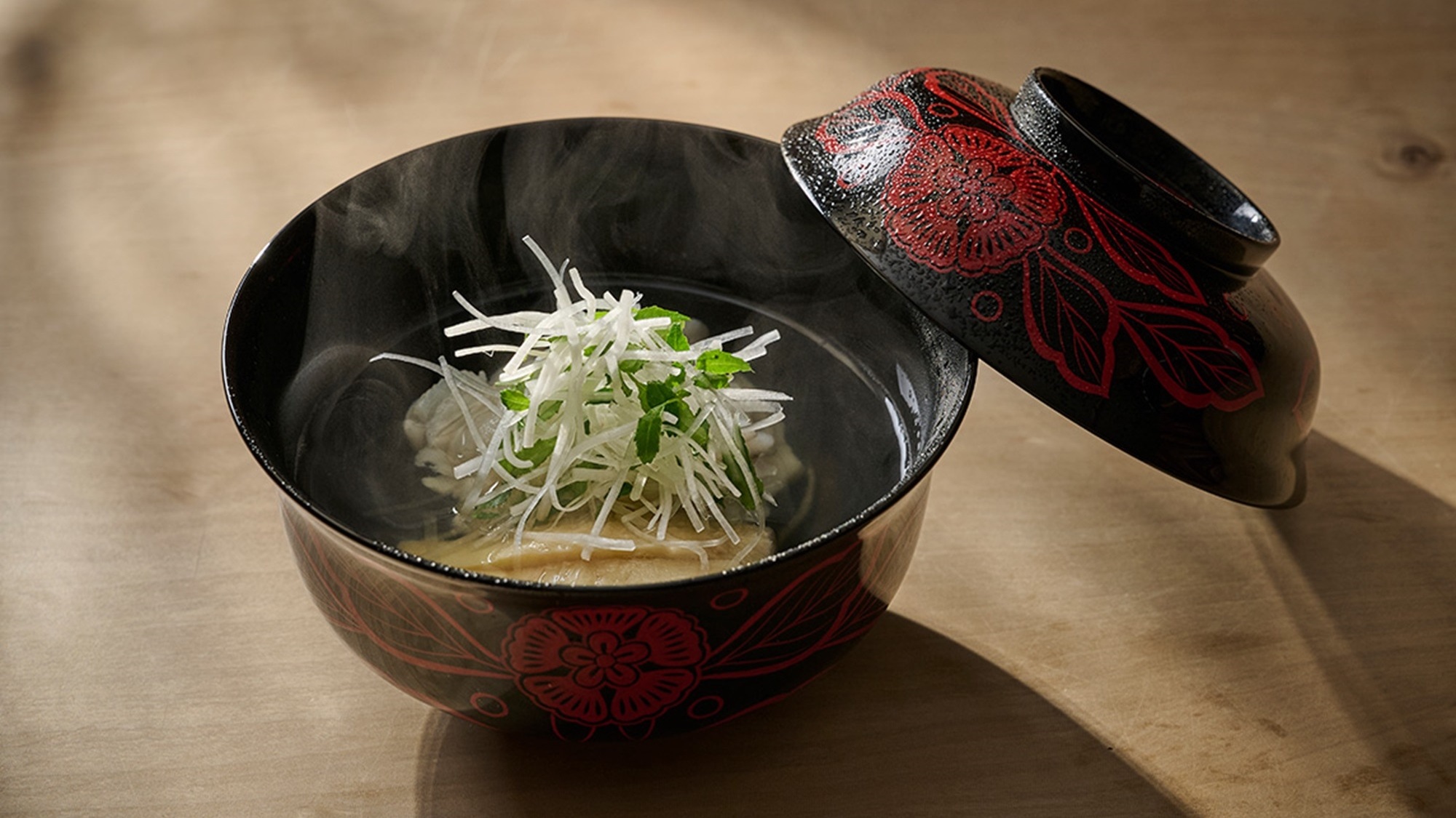 ■日本料理・夕食（一例）旬の恵みを美しく盛り付けた一皿