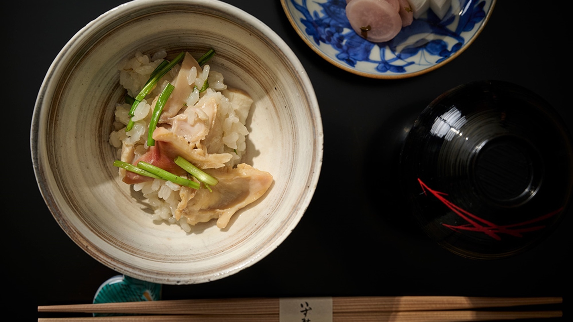 ■日本料理・夕食（一例）旬の恵みを美しく盛り付けた一皿