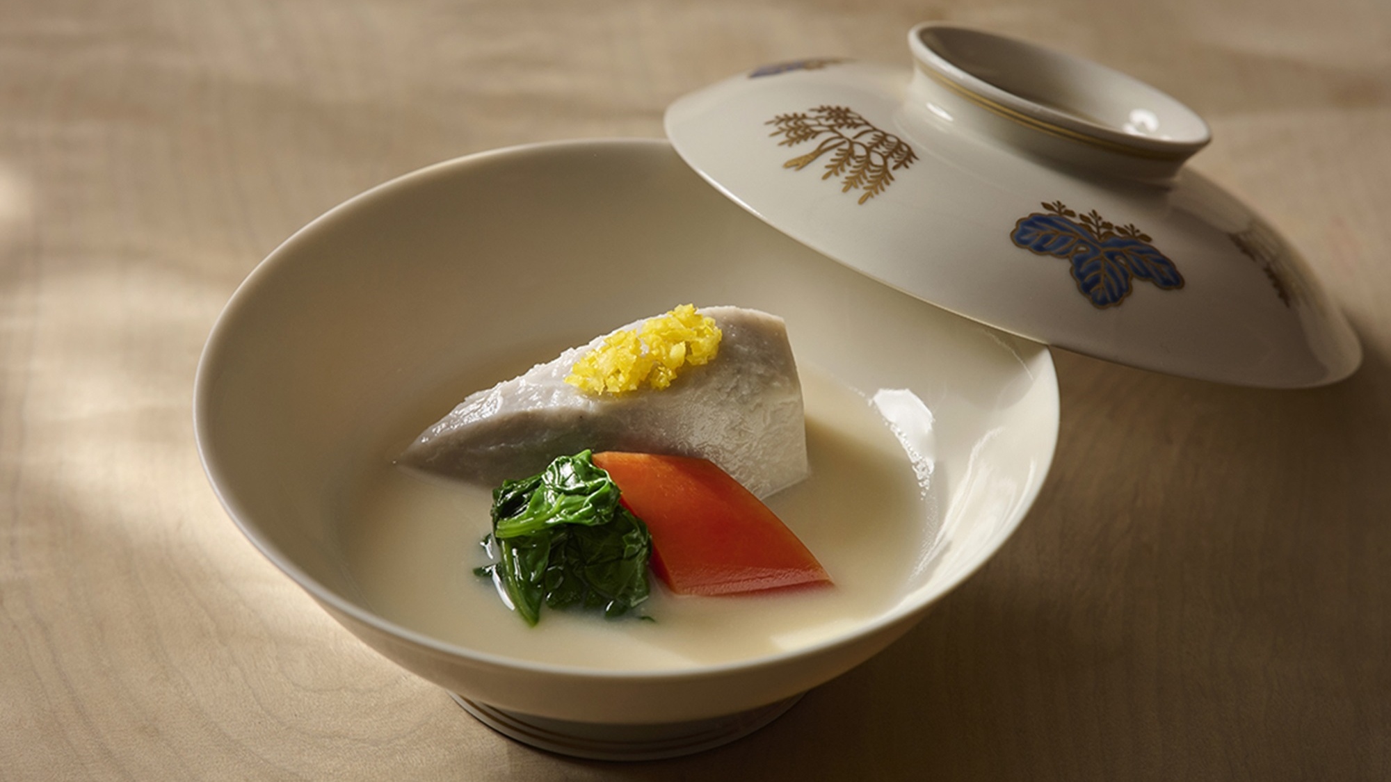 ■日本料理・夕食（一例）旬の恵みを美しく盛り付けた一皿