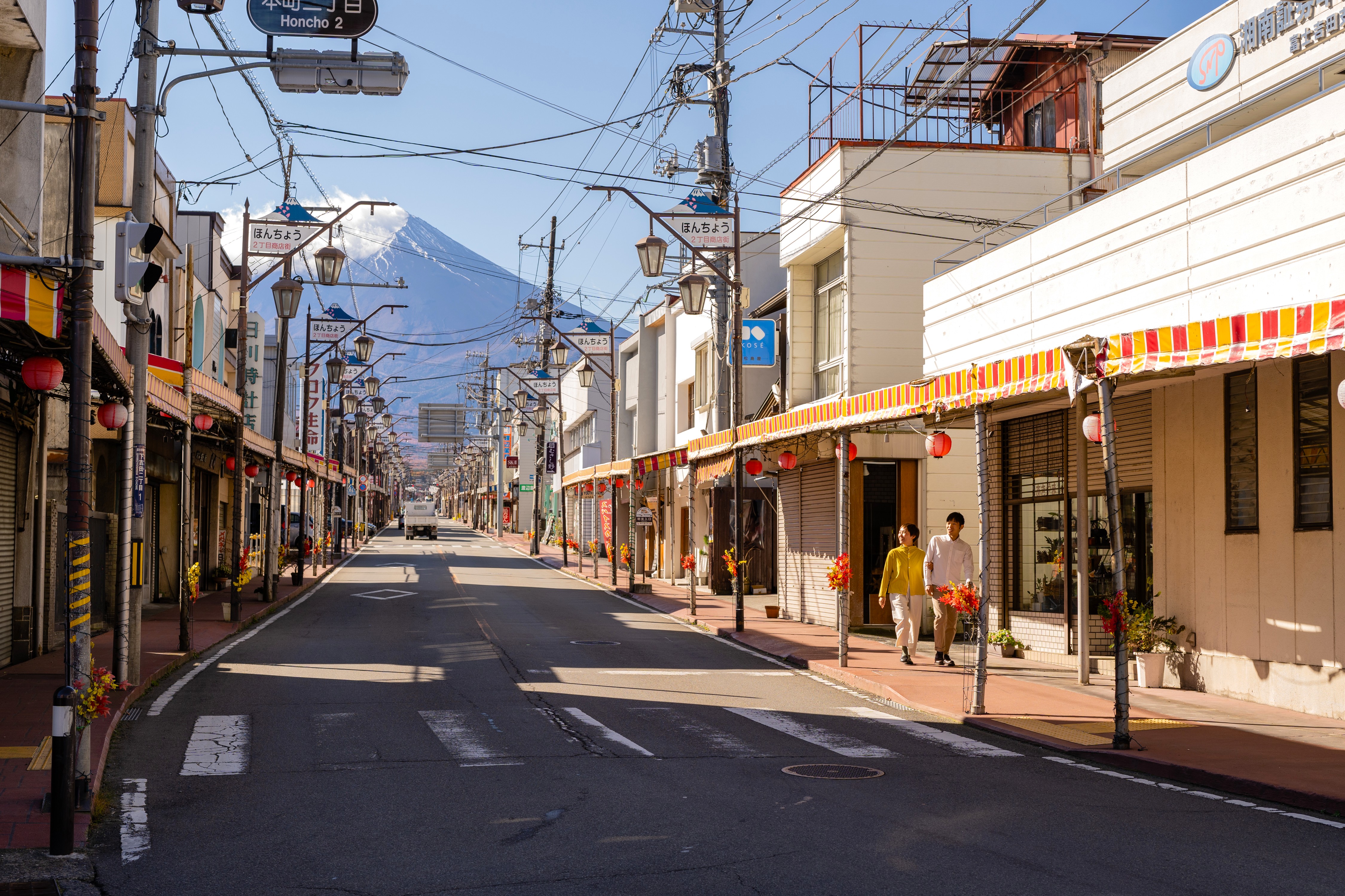 レトロな街並みの本町通り・宿から車で約15分