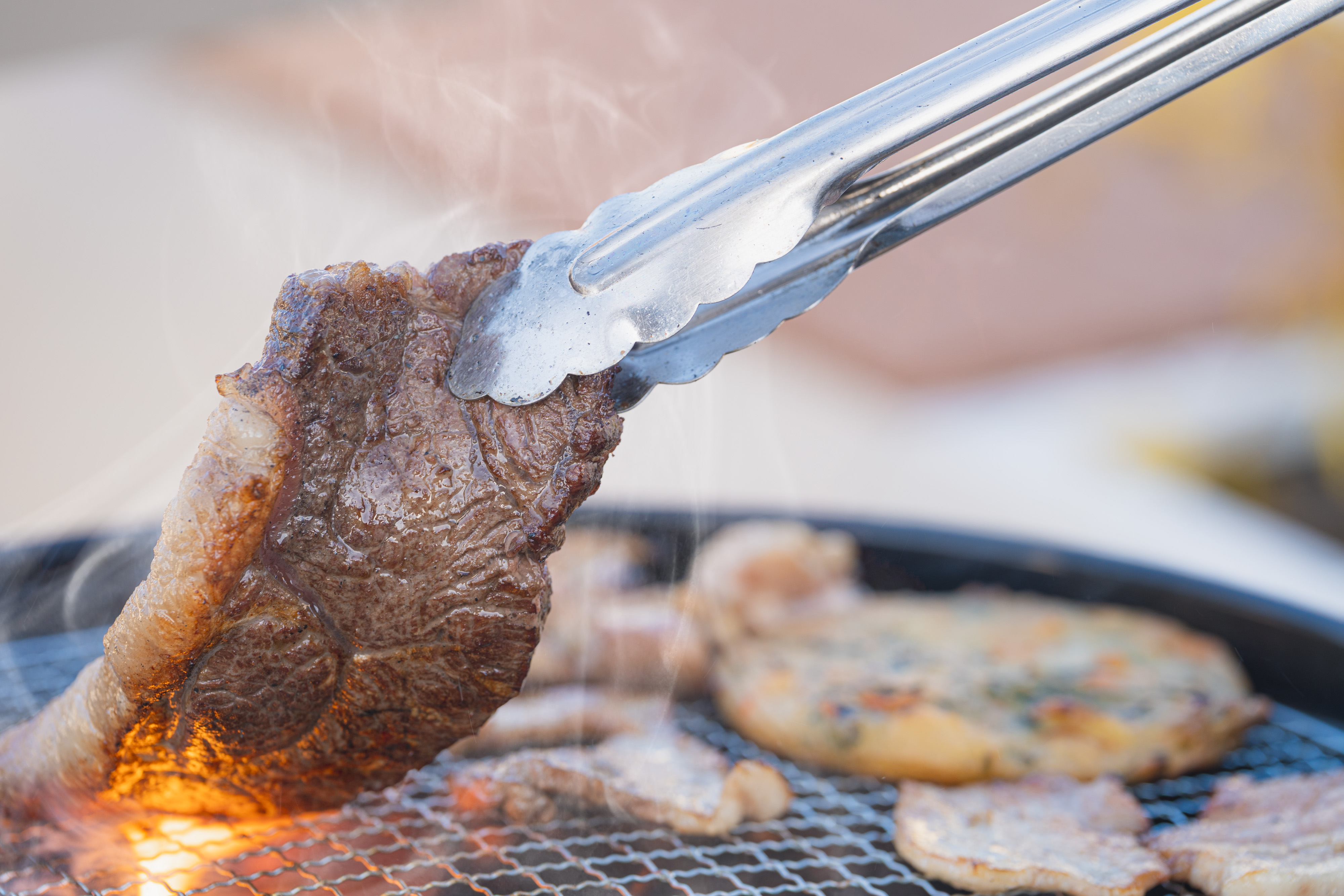 炭火で香ばしく焼き上げる甲州ワインビーフ