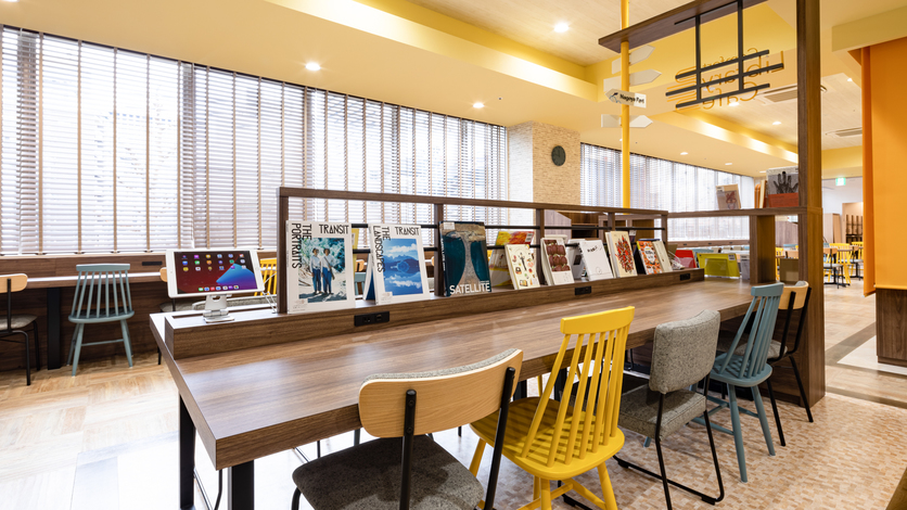 【ライブラリーカフェ】USBコンセント設置。PC作業もデバイス充電も同時にご利用いただけます。