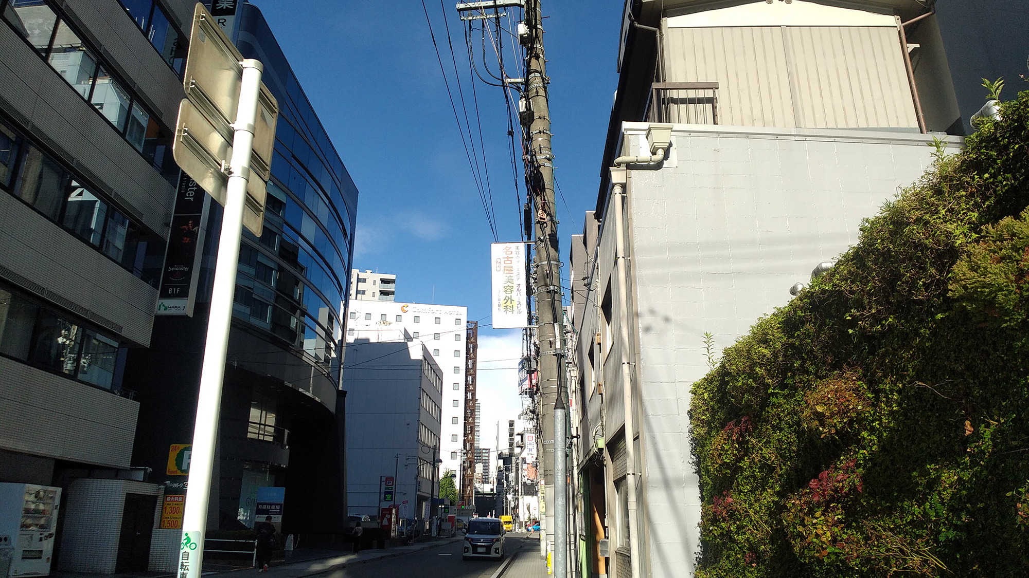 ⑦直進すると正面にホテルが見えます。