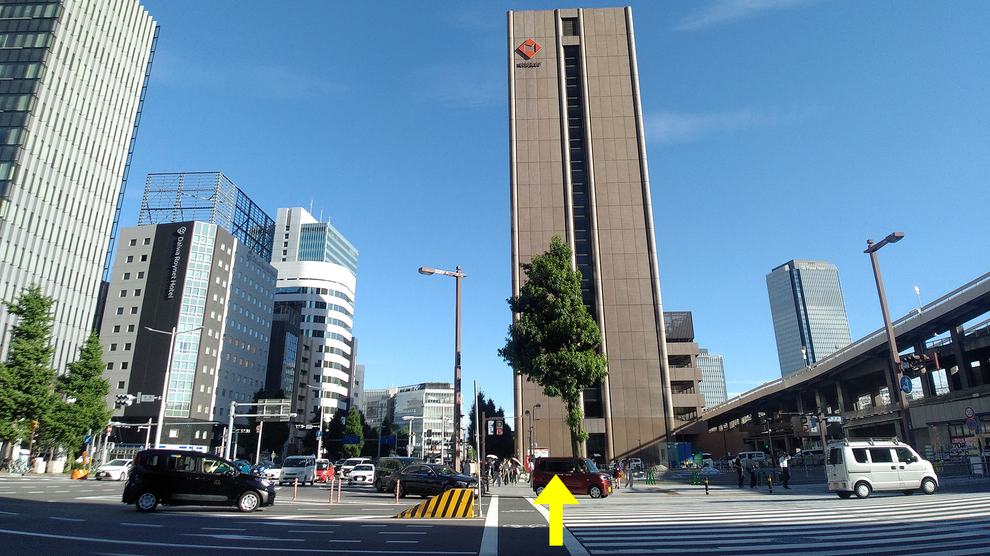 ④交差点【笹島】を日本生命ビル(NISSAYと書かれた茶色のビル)の方向へ渡ります。