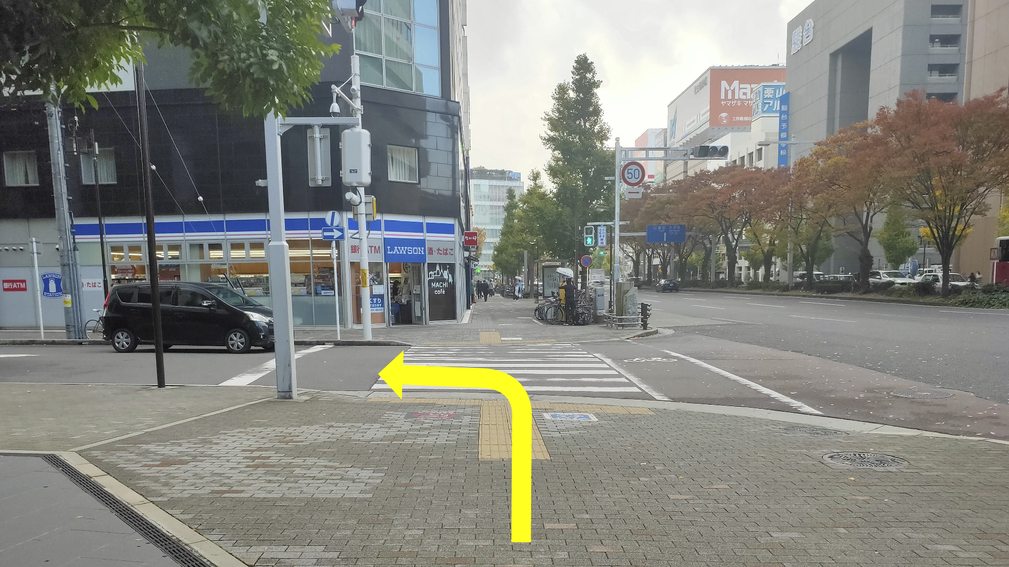 6_交差点を渡った右手にローソンがあるので、手前の道を左に曲がります。