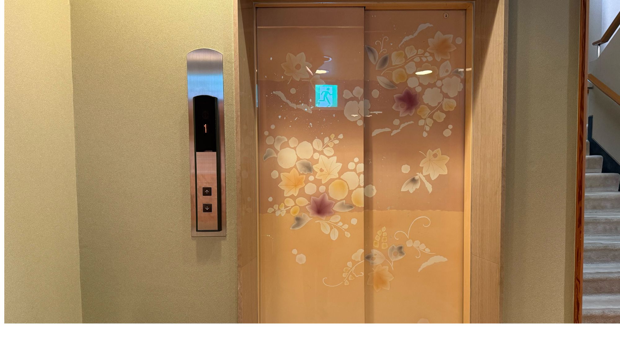 【館内】和柄が彩るエレベーターホール