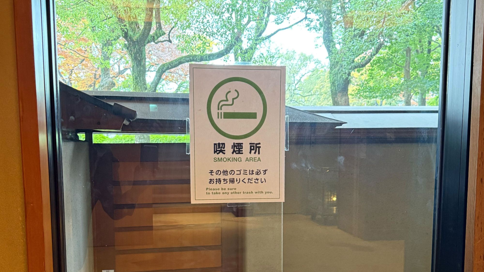 【喫煙所】館内からすぐの便利な屋外スペース